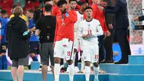 Tyrone Mings después de recoger la medalla de subcampeón de la Eurocopa 2020 con Inglaterra
