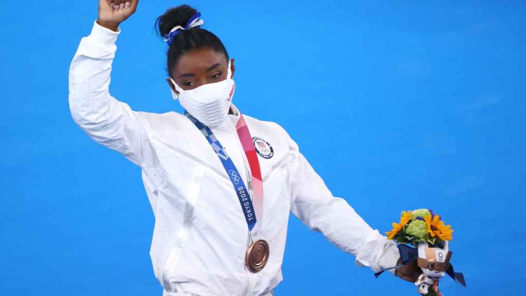 Simone Biles, con mascarilla, tras recibir la medalla de bronce
