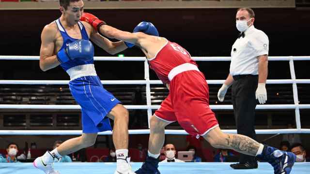 Ek boxeador kazajistaní, Saken Bibossinov, evita un golpe del español, Gabriel Escobar, durante un combate en Tokio 2020