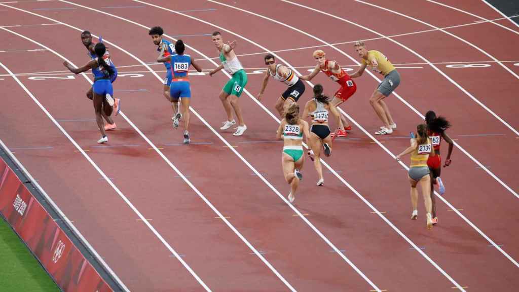 Los españoles Aauri Bokesa y Berat Erta, durante la prueba de 4x400 metros de relevo mixto durante los Juegos Olímpicos 2020, este viernes en el Estadio Olímpico de Tokio 2020