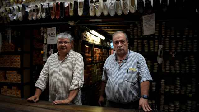 Los hermanos Javier y Alberto Hinojosa posan en el interior de la tienda de calzados.