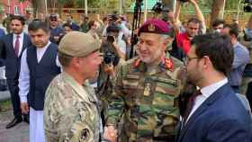 El ministro de Defensa Afgano,Bismillah Khan Mohammadi (d), estrecha la mano del general estadounidense Austin Miller  el día de la retirada de las tropas de EEUU.