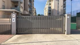 Puerta del garaje donde el asesino bajó el cuerpo de la víctima  junto a un vecino que sospechaba de él.