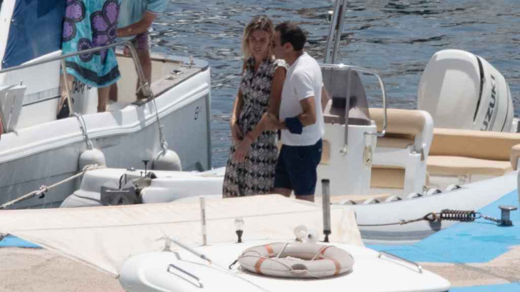 Enrique Ponce y Ana Soria en una imagen reciente subidos al barco en Almería.