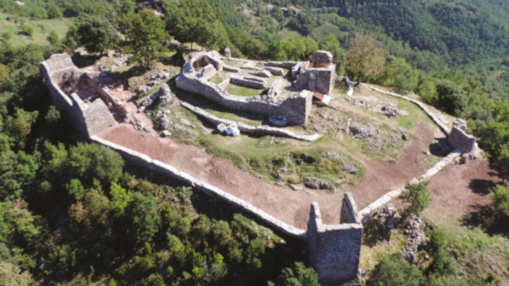 Vista aérea de los vestigios del castillo de Rocabruna.
