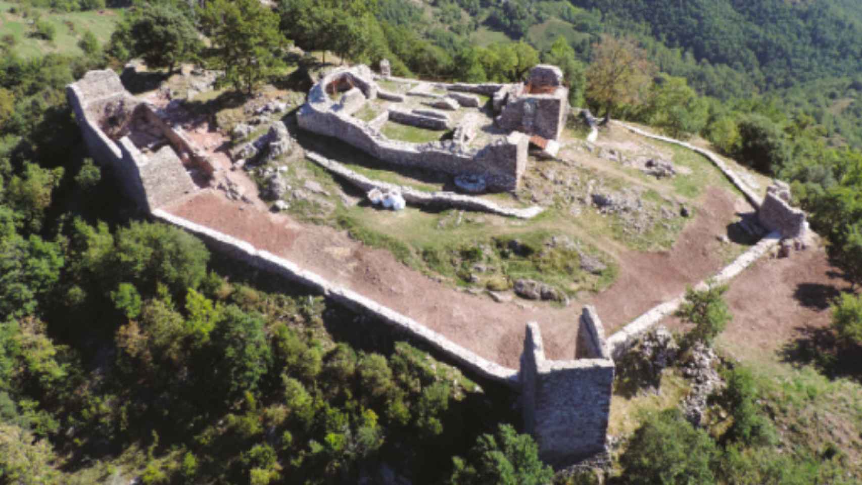 Vista aérea de los vestigios del castillo de Rocabruna.