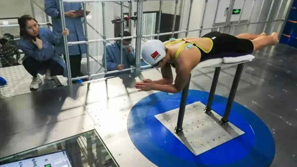 Atleta simulando el nado mientras se analiza su técnica