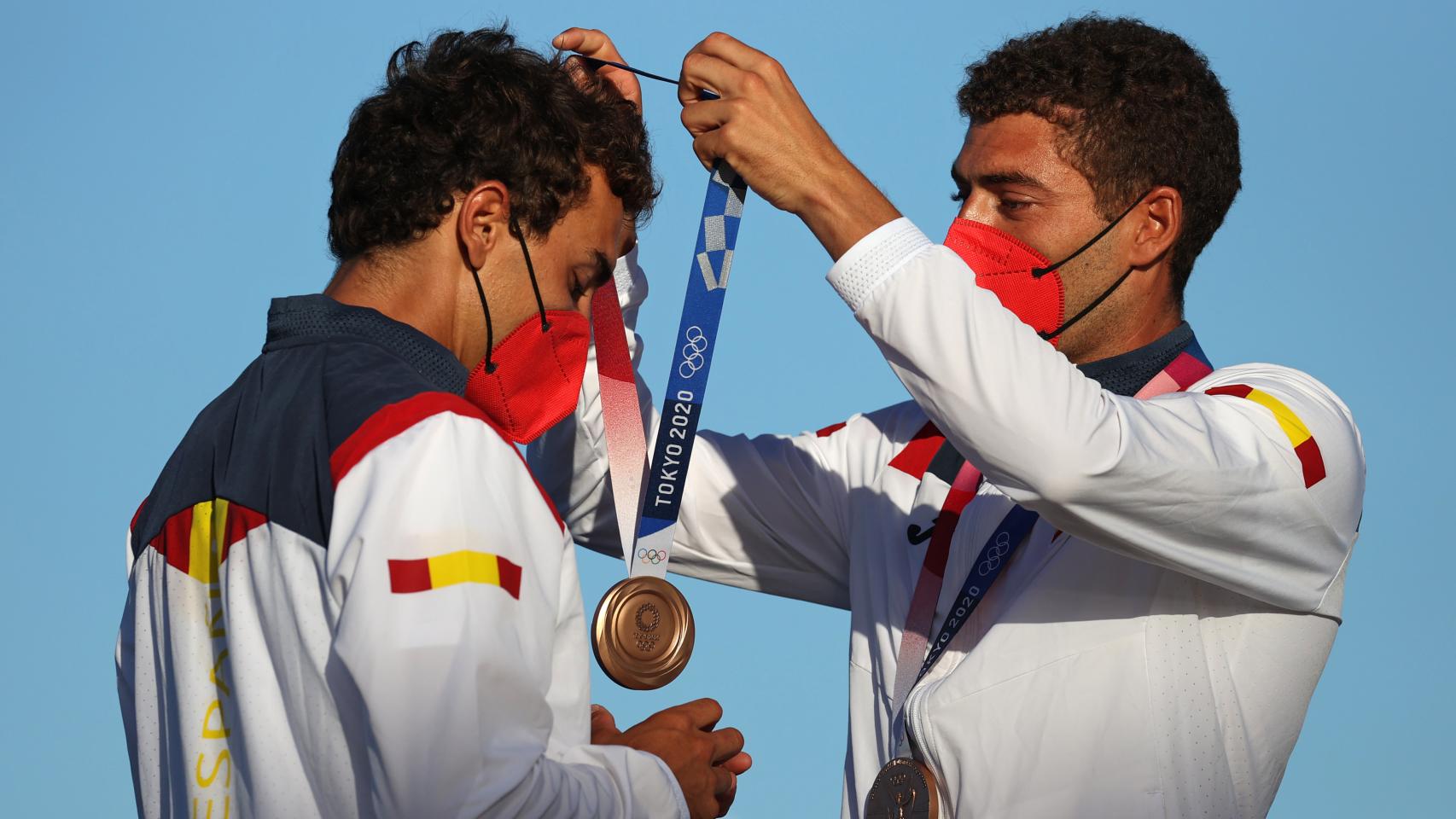 Nico Rodríguez le pone la medalla a Jordi Xammar