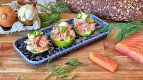 Tartar de salmón ahumado, aguacate y lima, una receta fresca en vídeo