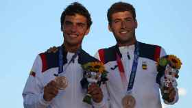 Jordi Xammar y Nicolas Rodriguez posando con el bronce
