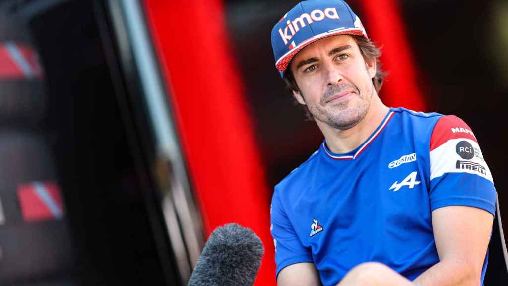 Fernando Alonso atiende a los medios en el GP de Hungría