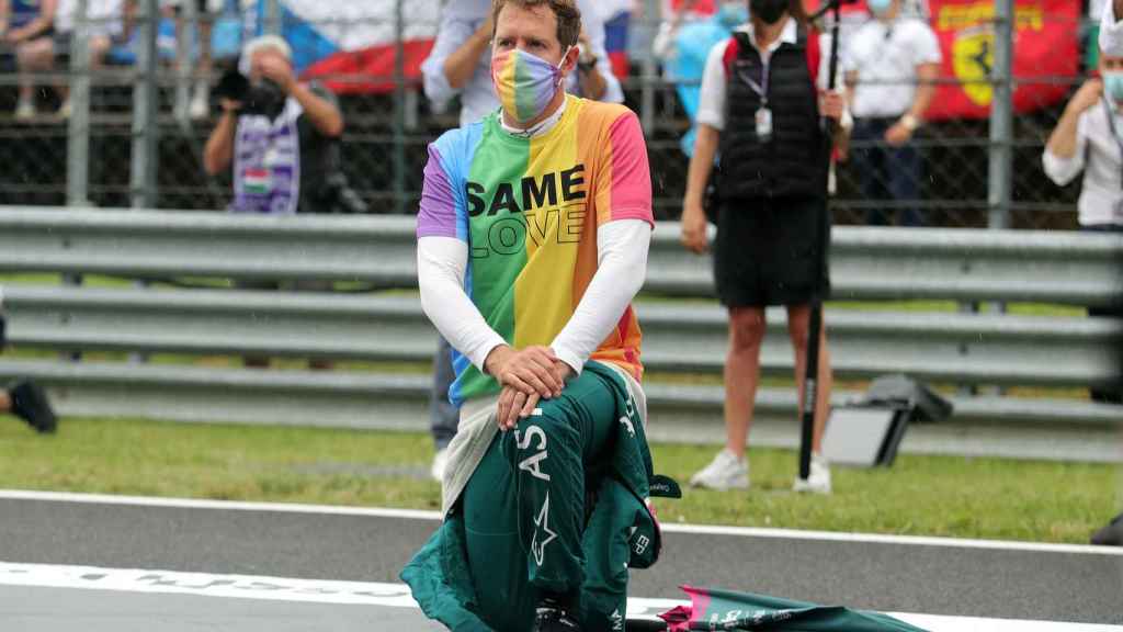 Sebastian Vettel, con la rodilla en el suelo y una camiseta reivindicativa de los derechos LTGB