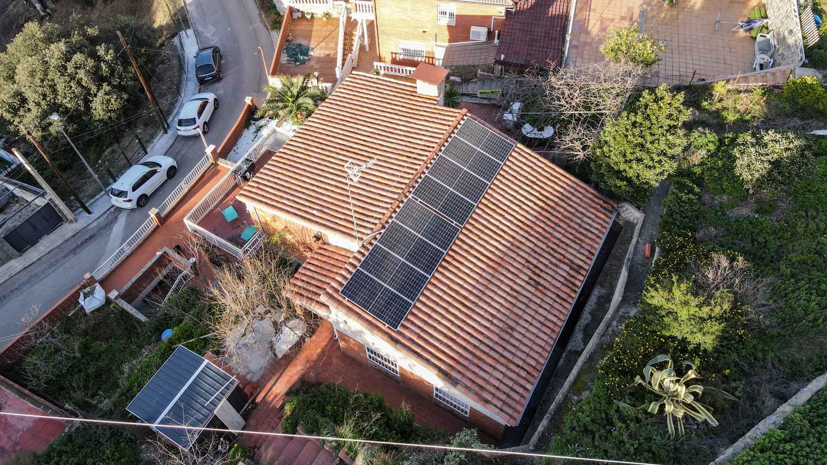 Vista panorámica de instalaciones de la tecnología de autoconsumo de SolarMente en hogares.