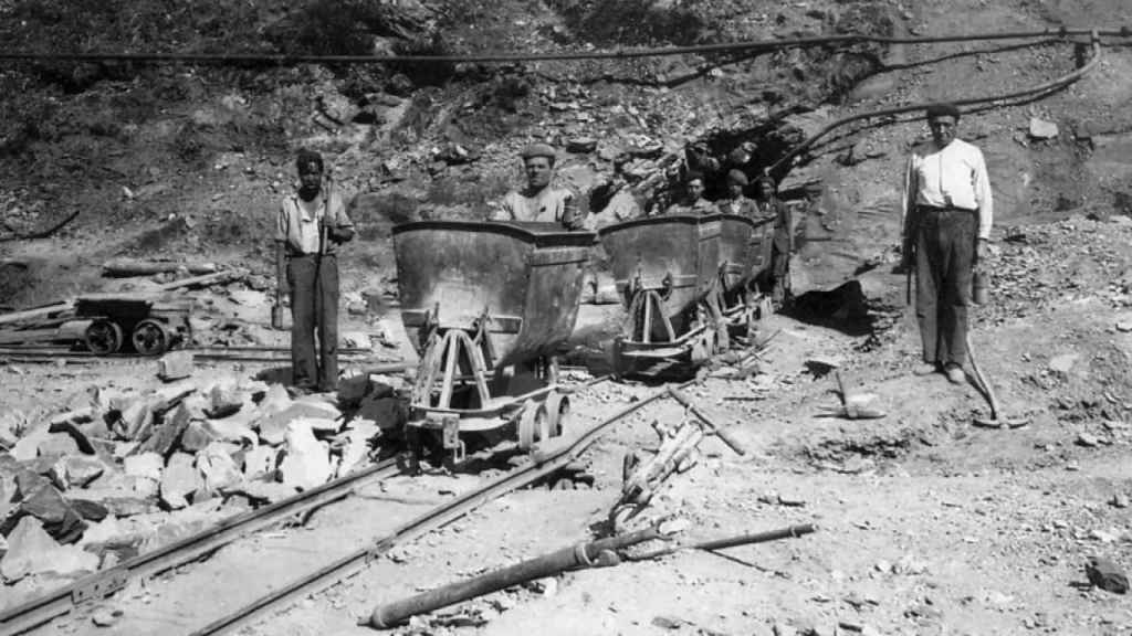 Trabajadores en una mina de Wolframio en Casaio, Ourense.