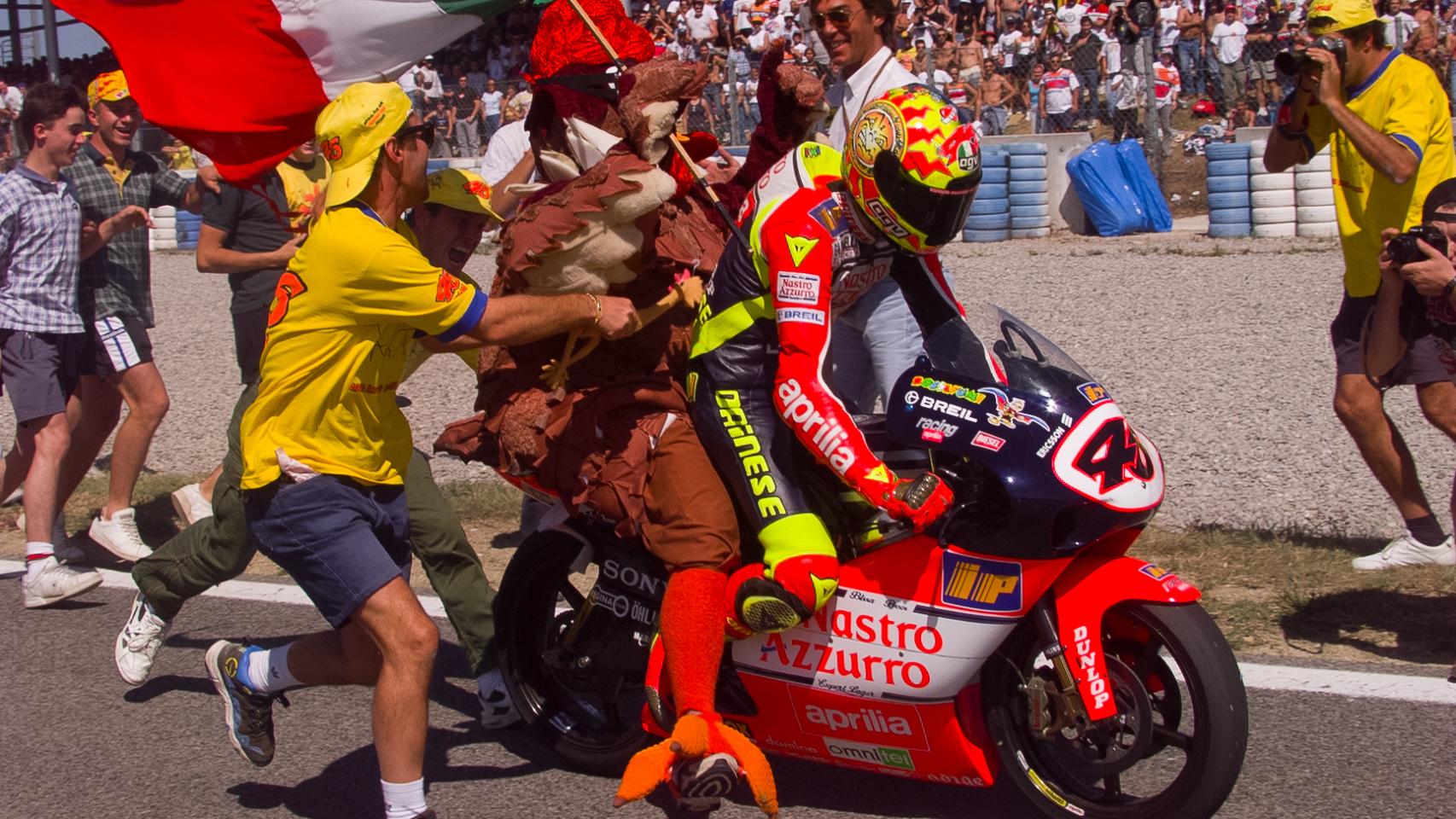 Valentino Rossi abandona la competición tras 26 años en activo