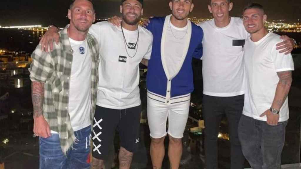 Leo Messi junto a cuatro jugadores del PSG durante sus vacaciones