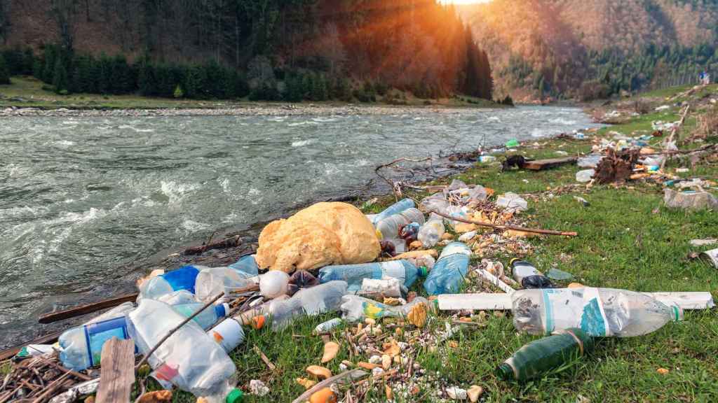 Así es como los ríos transportan toneladas de plásticos al mar cada año