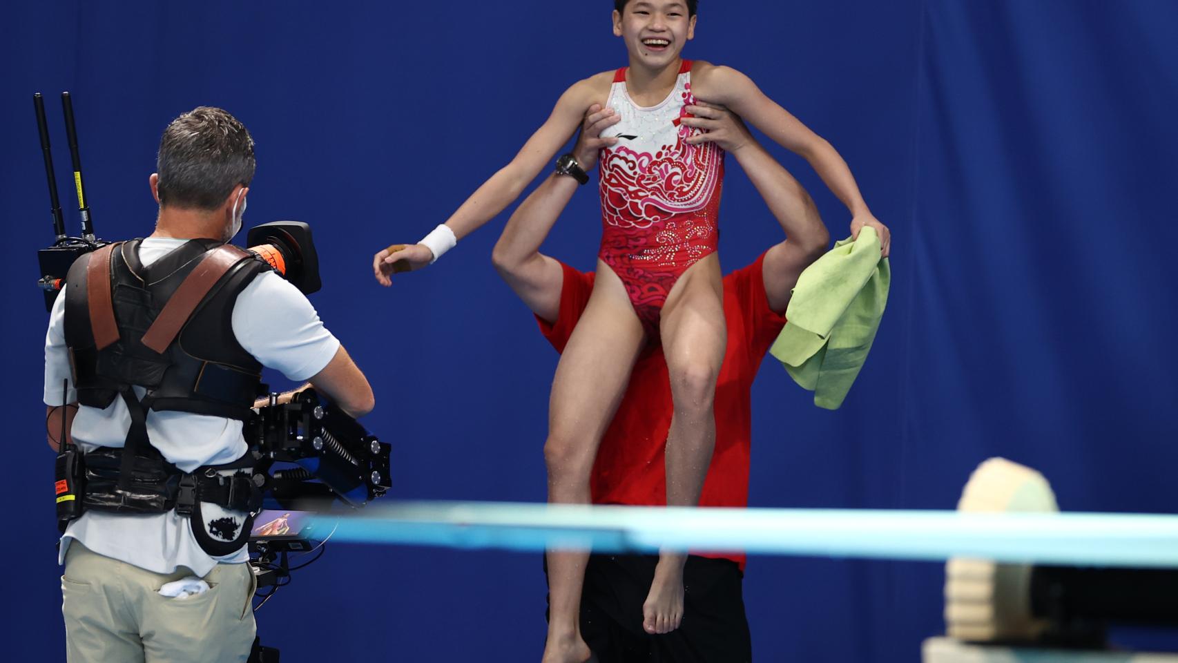 Quan Hongchan, un oro con 14 años a lo Comaneci en los ...