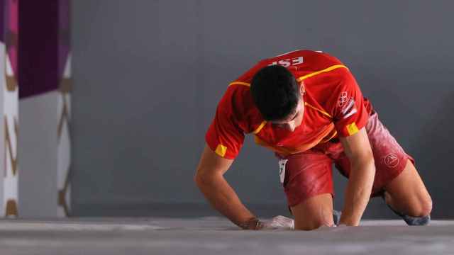 Alberto Ginés intentando levantarse tras caer en la segunda prueba