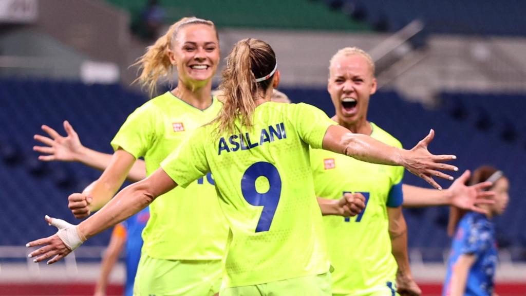 Kozovari Aslani celebrates a goal with her teammates on the women's soccer team in Sweden