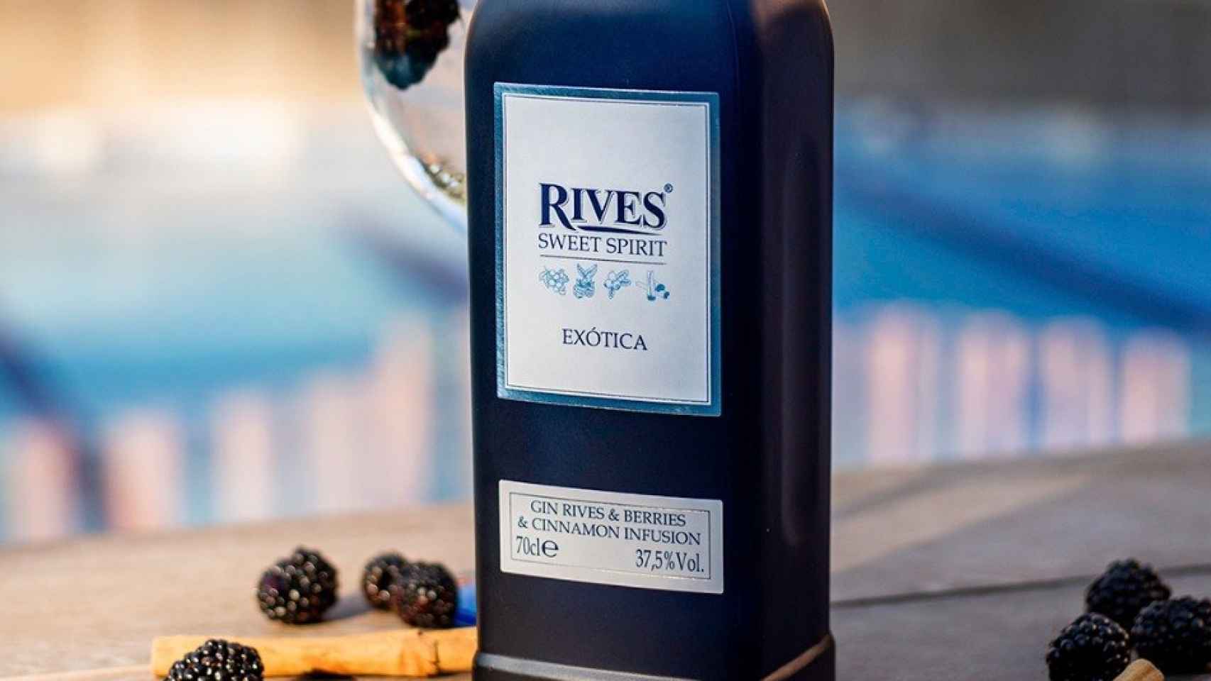 Botella de Sweet Spirit Gin Exótica de Rives.