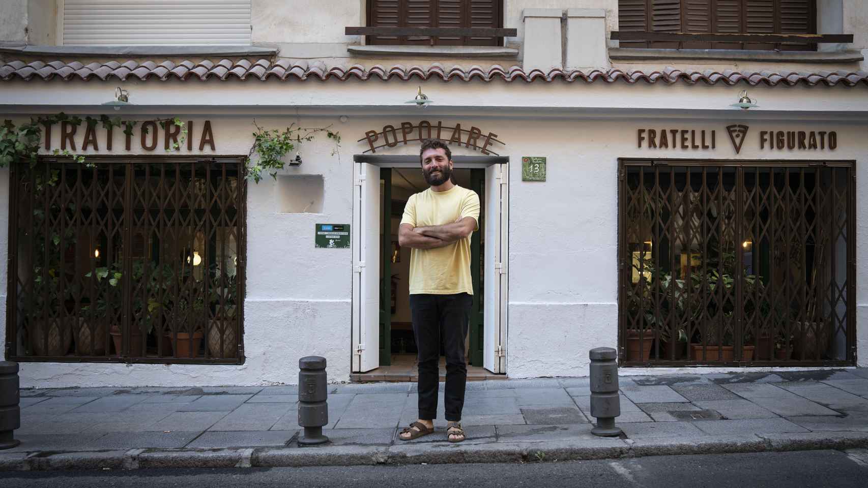 Vittorio, el mayor de los hermanos, frente la pizzería Fratelli Figurato - Trattoria Popolare, en Madrid.