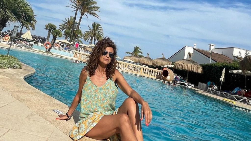 Gema López posa frente a la piscina del hotel.