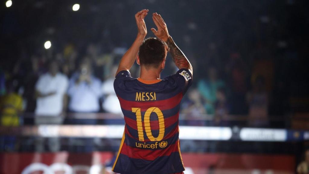 Leo Messi, aplaudiendo a la afición del Barça