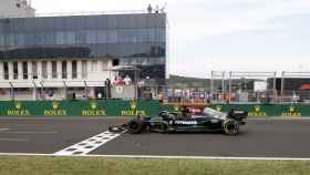 Hamilton solo en la parrilla de salida del Gran Premio de Hungría