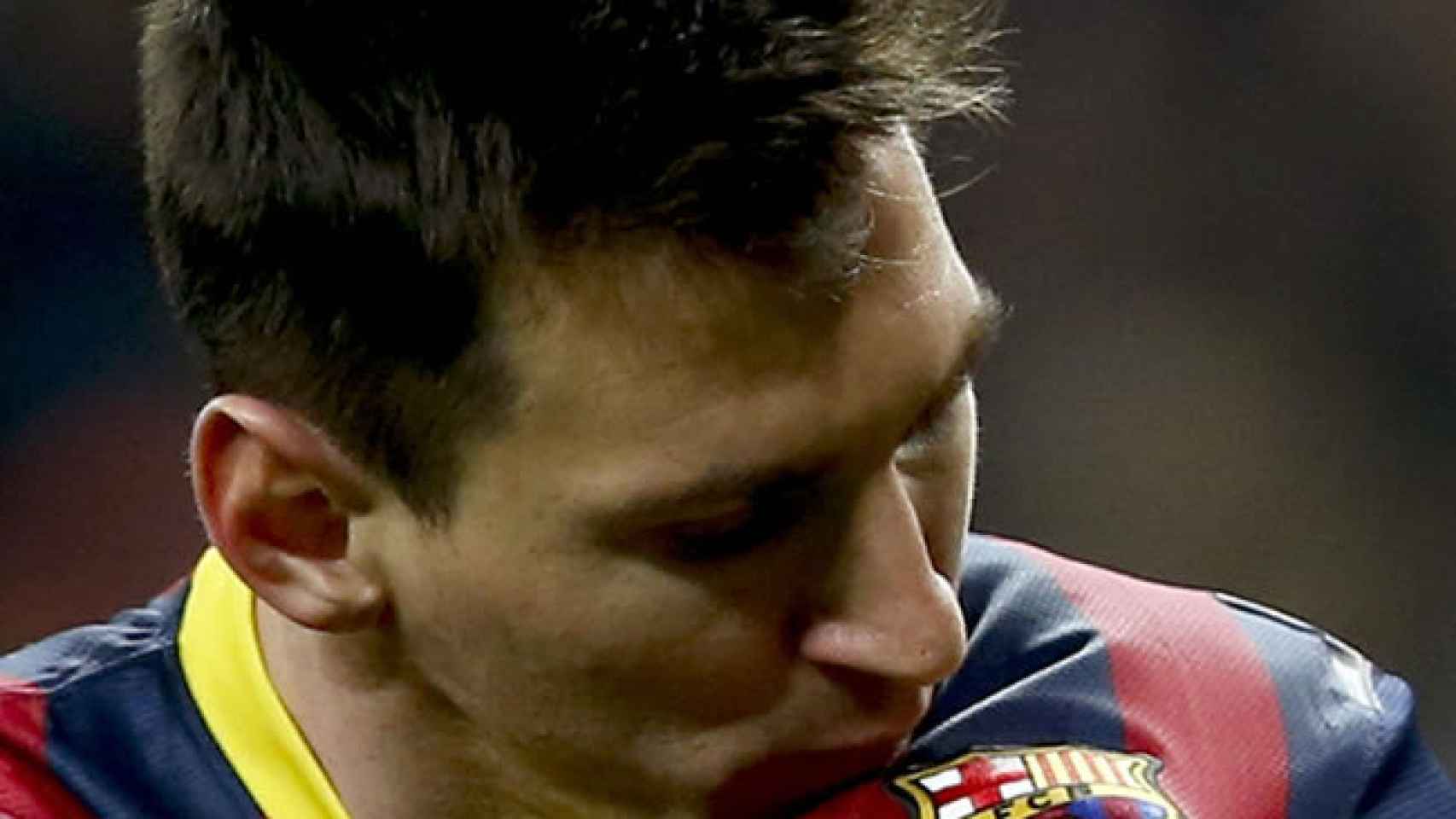 Leo Messi besa elescudo del Barcelona