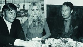 Brigitte Bardot, en el centro, con Alfonso de Hohenlohe (derecha) y su marido Günter Sachs en el Marbella Club.
