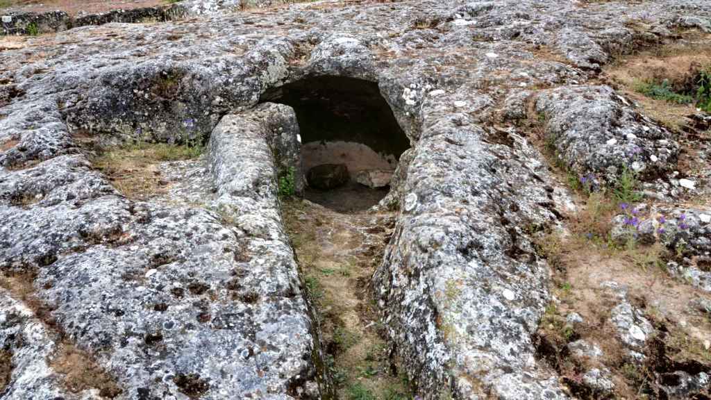 La necrópolis de las cuevas del Alcaide remarcan la importancia de este emplazamiento para las comunidades prehistóricas.