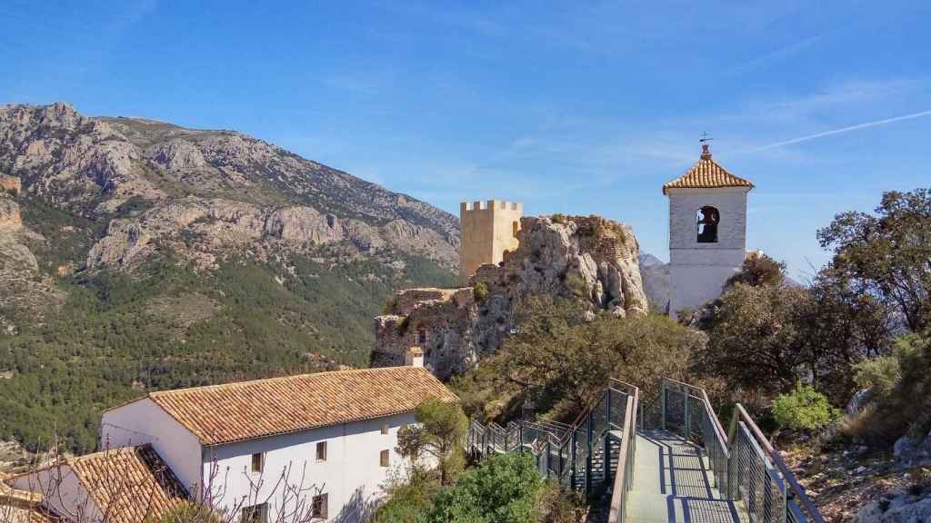 Paisaje del pueblo de Guadalest, Castillo de San José a lo lejos.