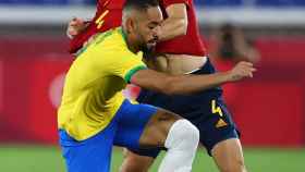Pau Torres disputa un balón mientras el rival le agarra la camiseta