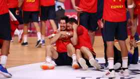 La selección española de balonmano celebra su bronce en los Juegos Olímpicos de Tokio 2020