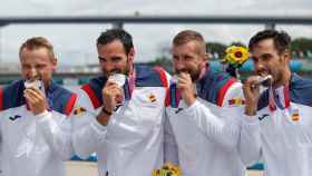 Marcus Walz, Saúl Craviotto, Carlos Arévalo y Rodrigo Germade de España posan con la medalla de plata