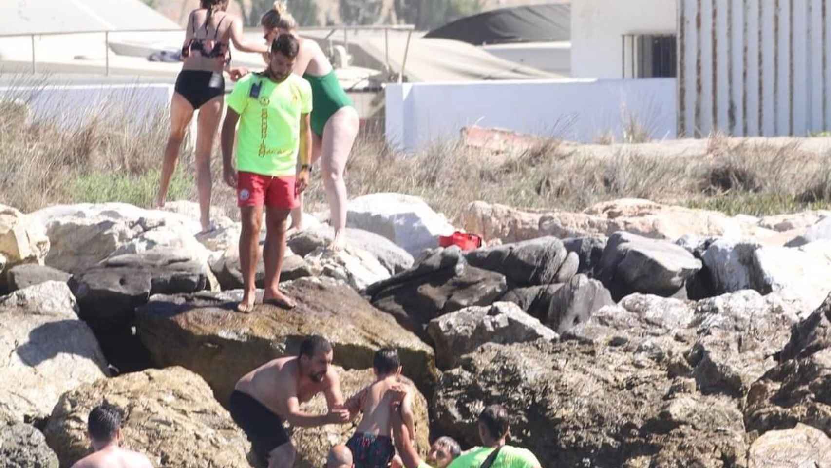 Rescatados ocho bañistas en una zona rocosa de la playa de Cabopino  en Marbella (Málaga)