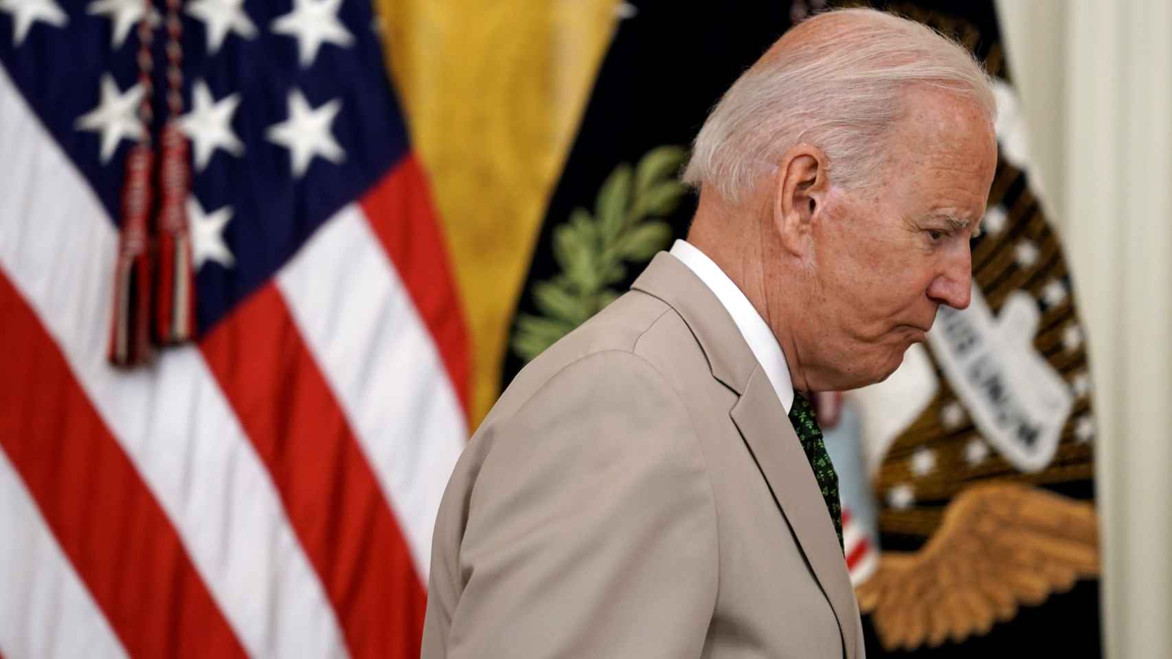 El ritmo de la vacunación y el fuego amigo meten a Biden en su primera  crisis como presidente