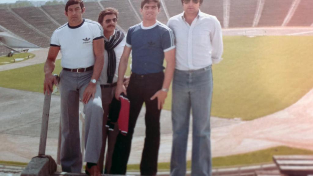 Humberto, Ernesto, rząd i Paco Gonzalez, masażysta pozowali na polskim stadionie.