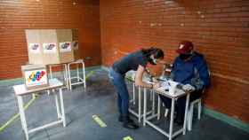Una mujer vota en las primarias del Partido Socialista venezolano en Caracas, Venezuela.