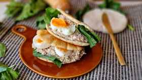 Sándwich de atún y huevo en pan de pita, una versión diferente