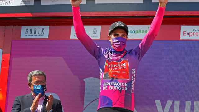 Mikel Landa celebra su victoria en la general de la Vuelta a Burgos