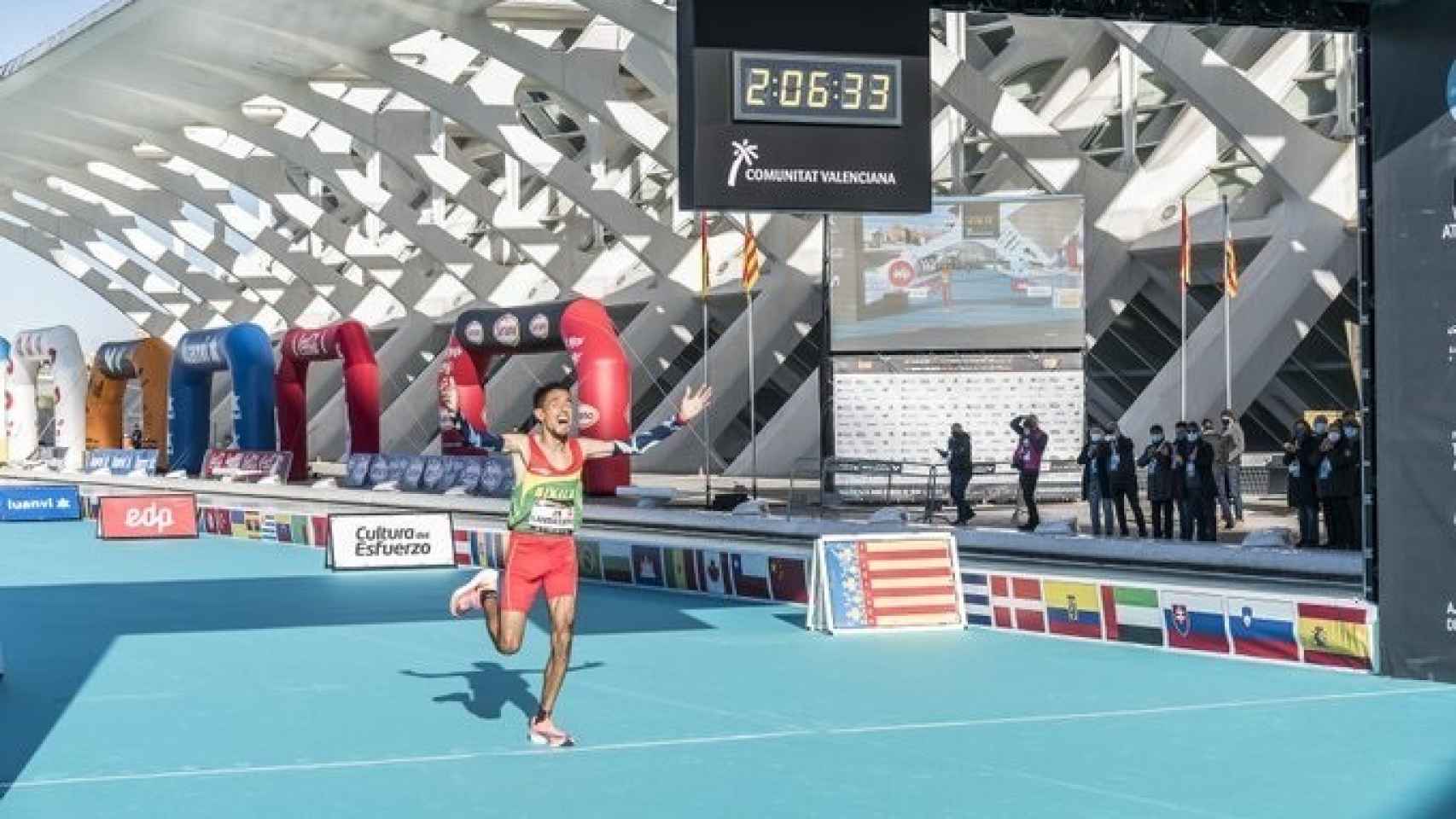 Ayad Lamdassem batiendo el récord de España de maratón en Valencia