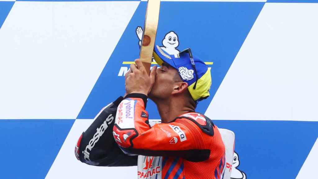 Jorge Martín besa el trofeo de ganar del Gran Premio de Estiria, en el Red Bull Ring de Spielberg.