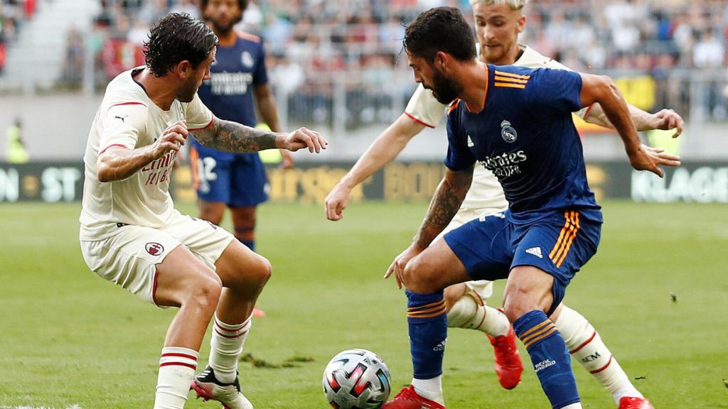 Isco entre dos rivales durante el Real Madrid - Milan