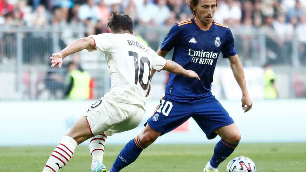 Luka Modric con el balón durante el Real Madrid - Milan
