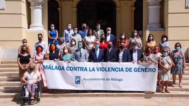Minuto de silencio del Ayuntamiento de Málaga contra la violencia de género
