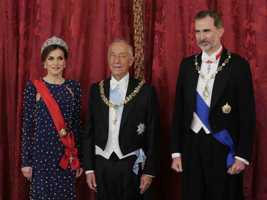 Letizia y Felipe VI junto a Marcelo Rebelo de Sousa, presidente de la República Portuguesa, país muy especial para los Reyes.