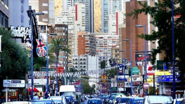 El tráfico en Benidorm vuelve a niveles de 2019: más de 25.000 vehículos pasan cada día por sus accesos.