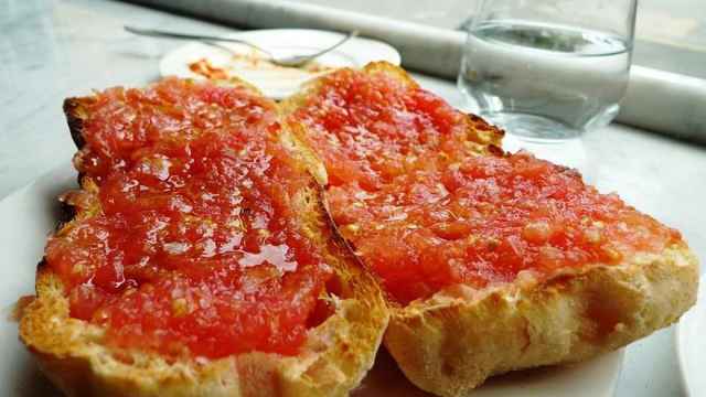 Una tostada de pan con tomate y aceite.